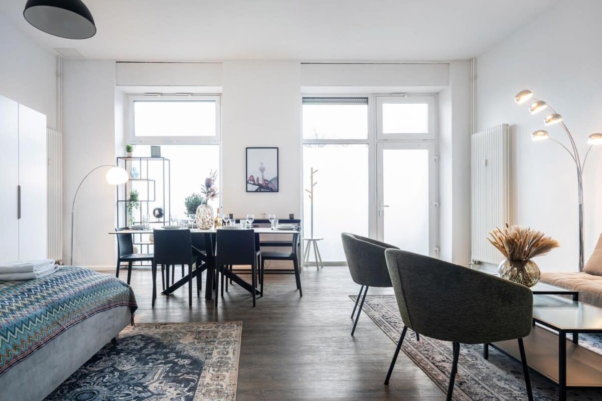 Homely - Spacious, Modern, S-bahn Nearby , Groups & Families Appartement