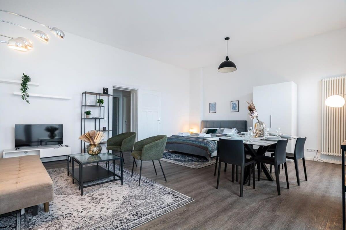 Homely - Spacious, Modern, S-bahn Nearby , Groups & Families * Berlijn