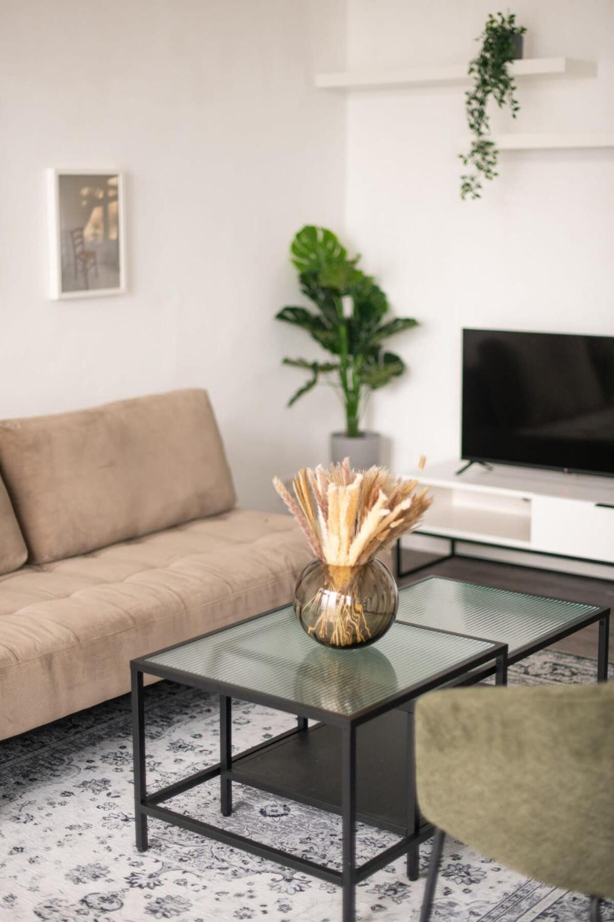 Homely - Spacious, Modern, S-bahn Nearby , Groups & Families Appartement