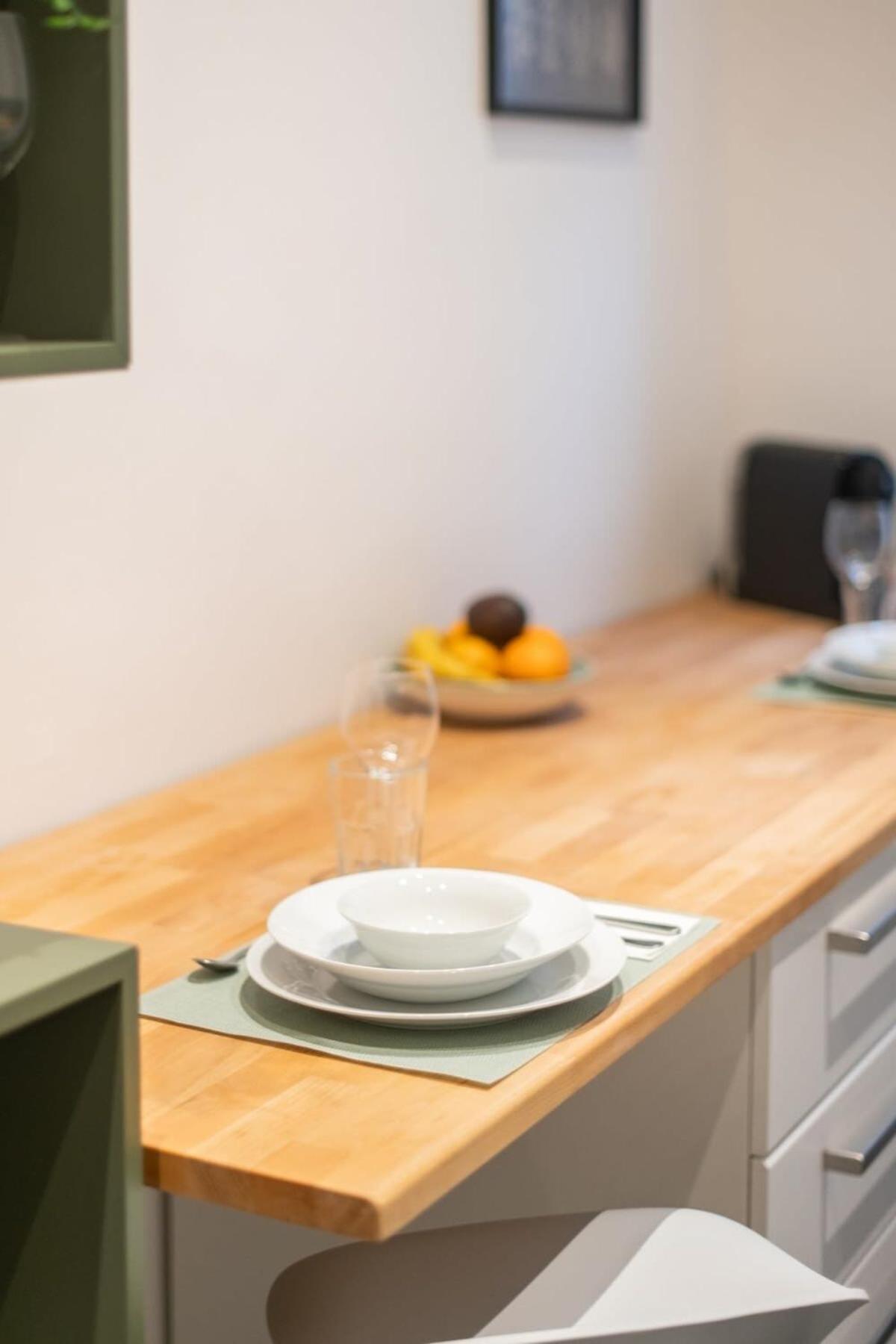 Homely - Spacious, Modern, S-bahn Nearby , Groups & Families Appartement