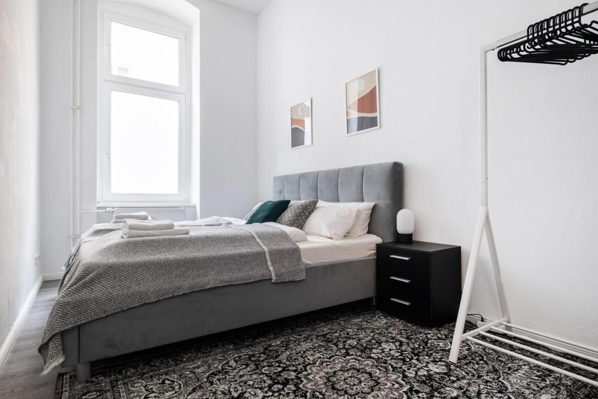 Homely - Spacious, Modern, S-bahn Nearby , Groups & Families * Berlijn