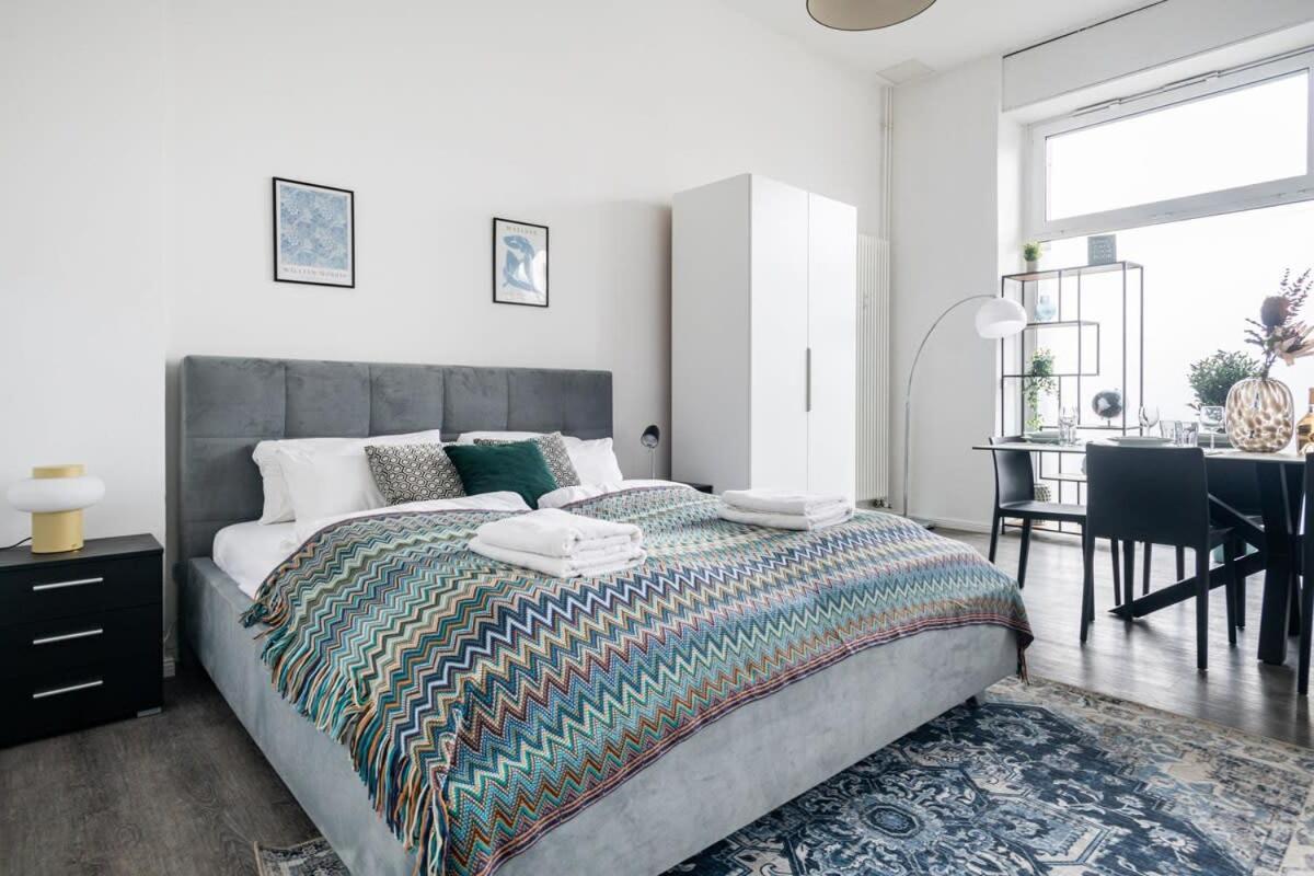 Homely - Spacious, Modern, S-bahn Nearby , Groups & Families Berlijn
