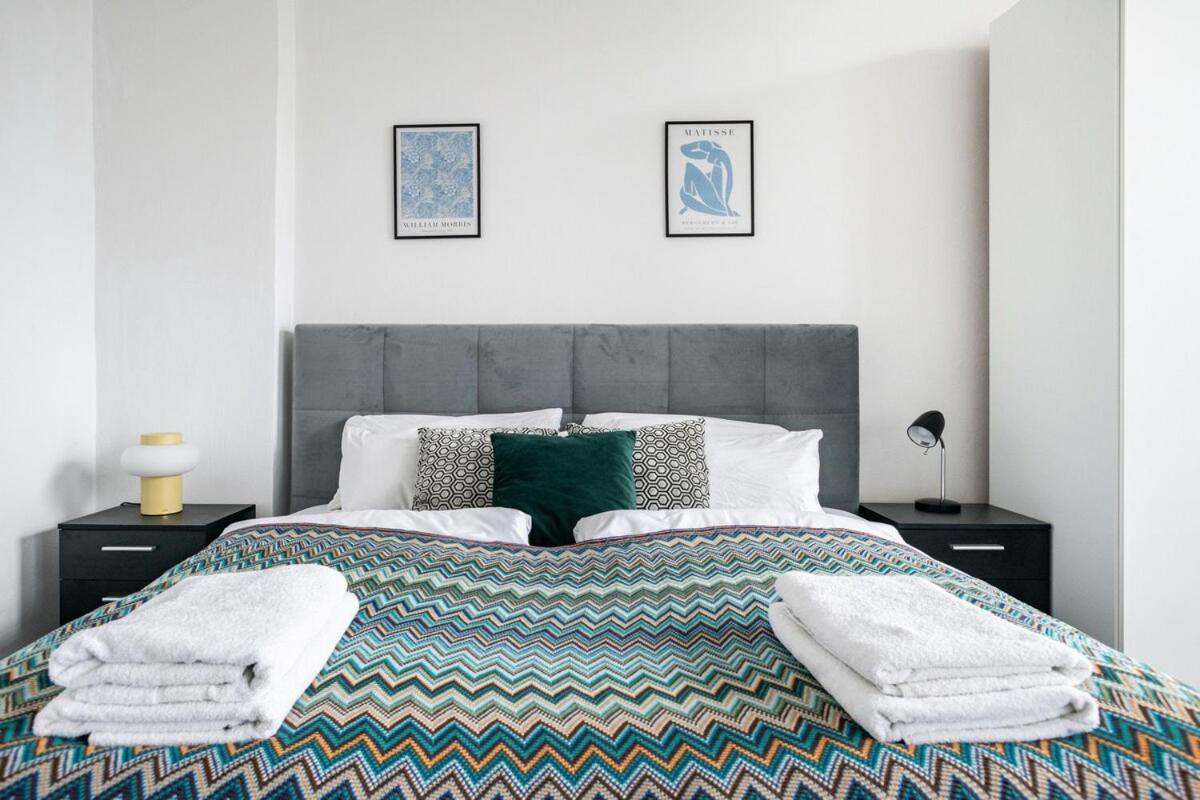 Homely - Spacious, Modern, S-bahn Nearby , Groups & Families Appartement