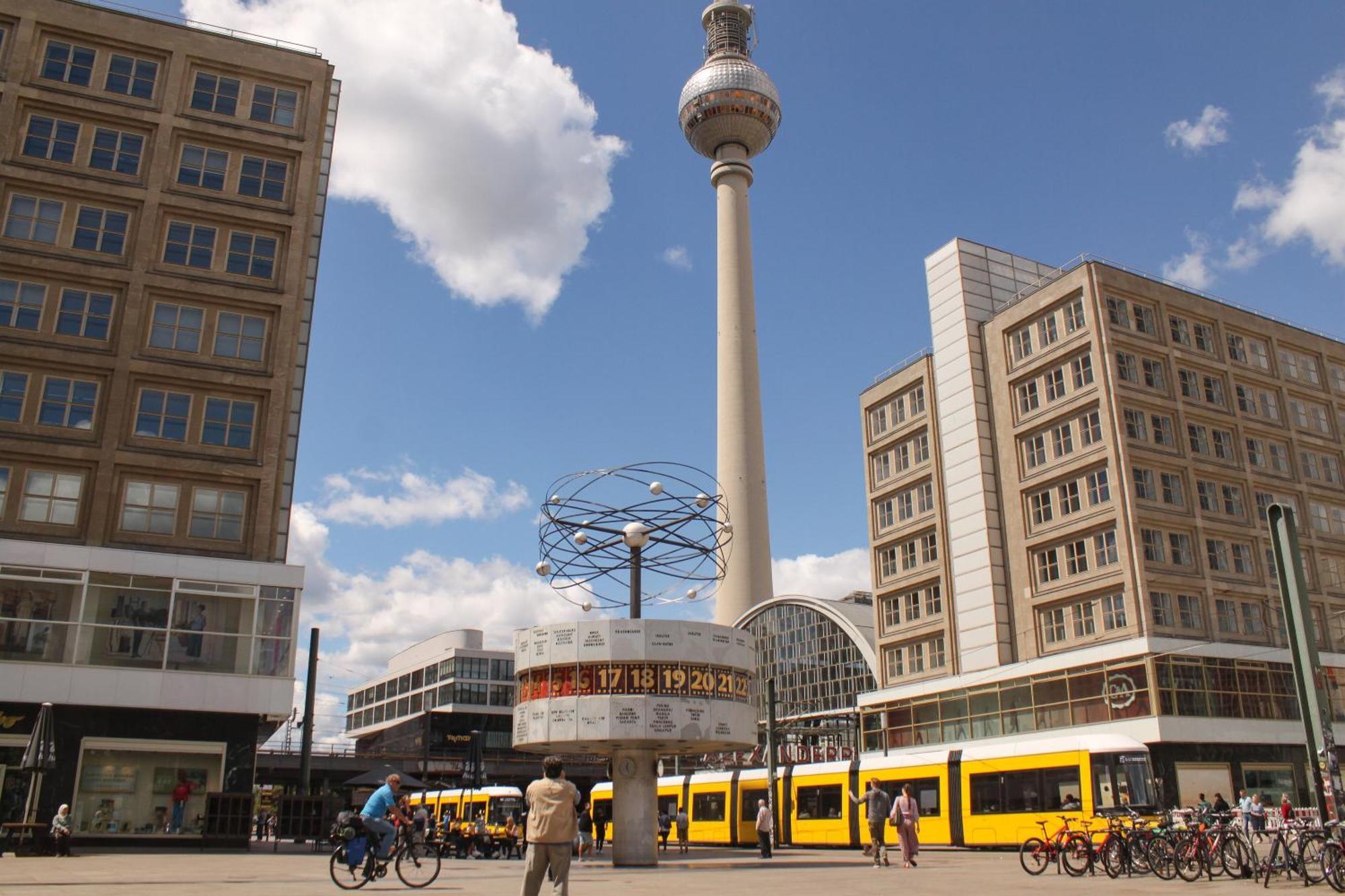 Homely - Spacious, Modern, S-bahn Nearby , Groups & Families Appartement Berlijn